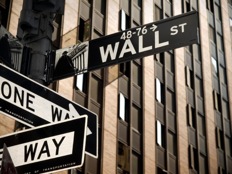 Le Nasdaq gagne 28 % en 25 séances. Le moral des ménages est au plus bas depuis 2008.